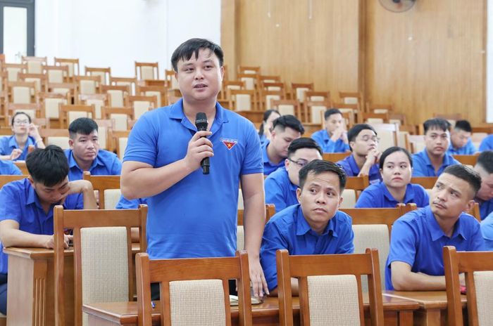 Cán bộ Đoàn cơ sở trao đổi về những khó khăn trong thực tiễn hoạt động.