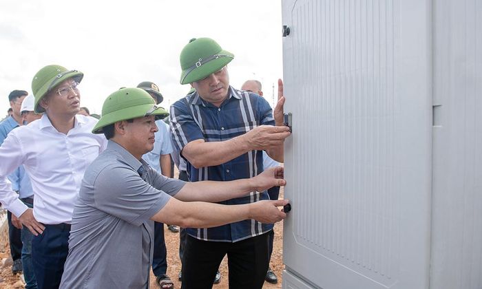  Các đồng chí lãnh đạo Thành uỷ, UBND thành phố kiểm tra các tủ điện tại khu tái định cư Đông Cứu 1. 