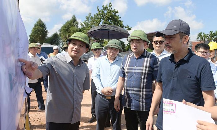  Các đồng chí lãnh đạo Thành uỷ, UBND thành phố  kiểm tra hiện trạng mặt bằng khu tái định cư Lương Tài. 