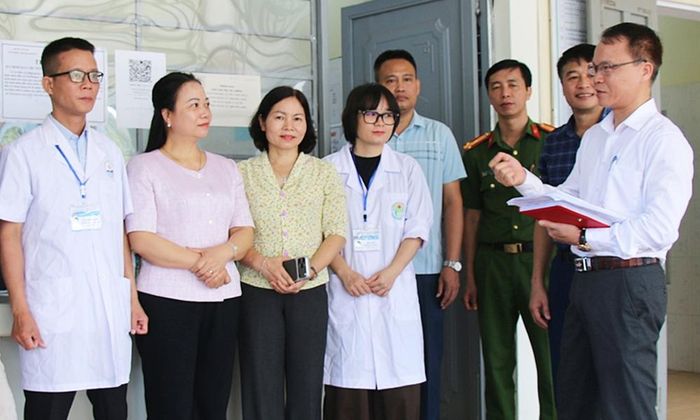  Các thành viên Tổ giám sát số 2 khảo sát thực tế tại cơ sở điều trị Methadone - Trạm Y tế Kép 