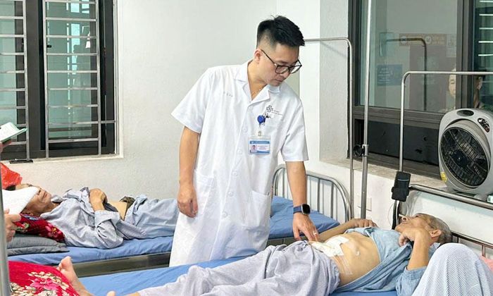  Bác sĩ Bệnh viện Ung bướu Bắc Ninh kiểm tra quá trình hồi phục của bệnh nhân Chu Văn D. 