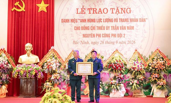  Thừa ủy quyền của Chủ tịch nước, Đại tá Nguyễn Như Khoát trao tặng danh hiệu Anh hùng Lực lượng vũ trang nhân dân cho đồng chí Trần Văn Năm. 