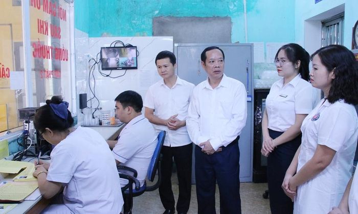  Đồng chí Nghiêm Xuân Hưởng khảo sát thực tế tại Cơ sở điều trị Methadone, Trạm Y tế phường Từ Sơn. 