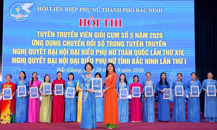  Đồng chí Nguyễn Phương Mai, Chủ tịch Hội Liên hiệp Phụ nữ thành phố Bắc Ninh trao giải Nhất Cụm 5 cho Hội Liên hiệp Phụ nữ phường Hiệp Hòa. 