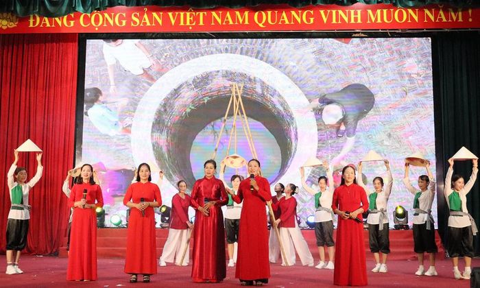  Phần thi Chào hỏi của Hội Liên hiệp Phụ nữ xã Tân Yên. 
