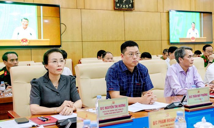 Các đồng chí lãnh đạo thành phố tham dự hội nghị trực tuyến.
