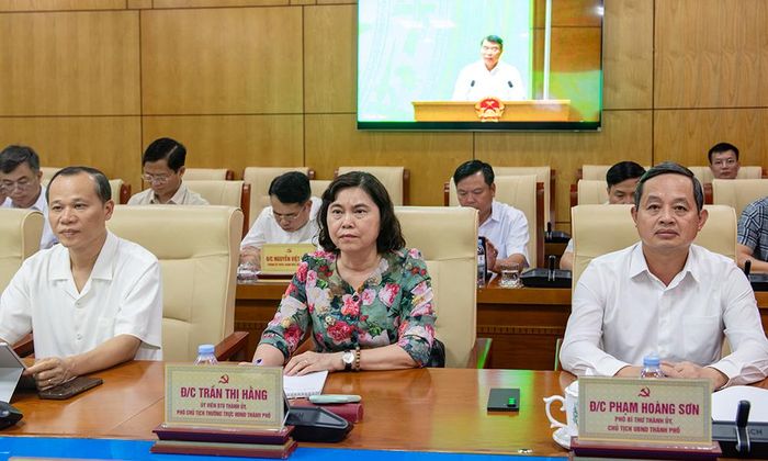 Các đồng chí lãnh đạo thành phố dự tại điểm cầu thành phố Bắc Ninh.