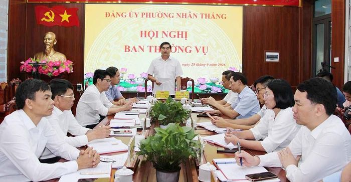 Đồng chí Trần Xuân Nhiên, Bí thư Đảng ủy phường Nhân Thắng chủ trì hội nghị.