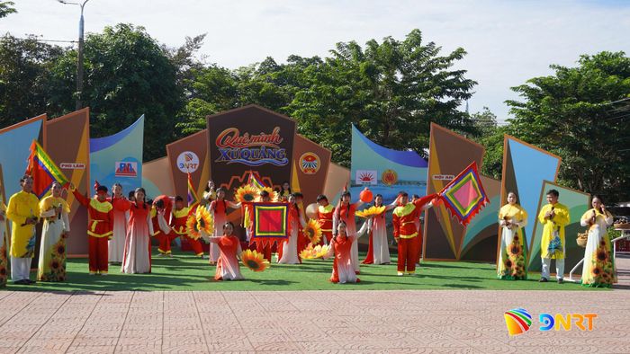 Thông qua các phần thi, người nông dân xã Sơn Cẩm Hà đã giới thiệu những nét văn hóa đặc sắc của xã. Ảnh: D.LỆ