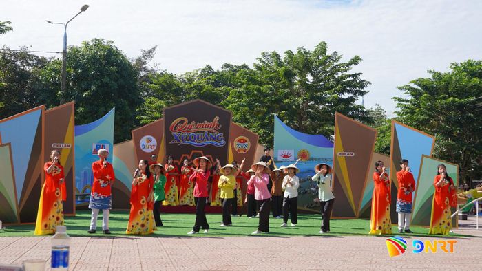 Các tiết mục trong chương trình được hai đội chơi đầu tư bài bản. Ảnh: D.LỆ