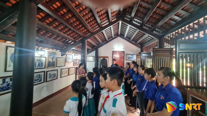 Đoàn viên thanh niên và học sinh xã Thạnh Bình tham quan, tìm hiểu về thân thế, cuộc đời và sự nghiệp cụ Huỳnh Thúc Kháng trong khuôn viên Nhà lưu niệm cụ Huỳnh. Ảnh: DIỄM LỆ