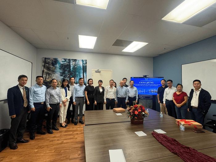 Đoàn công tác chụp hình lưu niệm với đại diện Công ty Arbin Instruments. Ảnh: ĐOÀN CÔNG TÁC