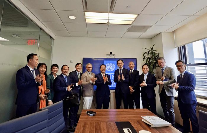 Đoàn công tác chụp hình lưu niệm với đại diện UNDP. Ảnh: ĐOÀN CÔNG TÁC