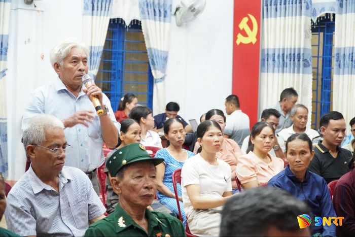 Người dân thôn Hiệp Thuận (xã Hiệp Đức) đối thoại với người đứng đầu cấp ủy, chính quyền thông qua mô hình "Ngày thứ Bảy lắng nghe dân nói". Ảnh: N.ĐOAN