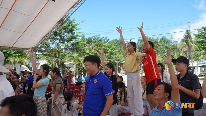 Đội hình khán giả nhiệt tình tham gia phần thi dành cho khán giả.