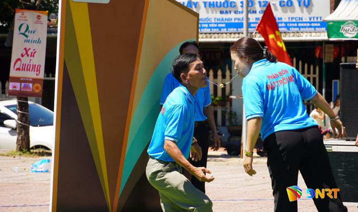 Phần thi Chuyền bòn bon bằng muỗng là một thử thách không nhỏ dành cho các đội chơi.