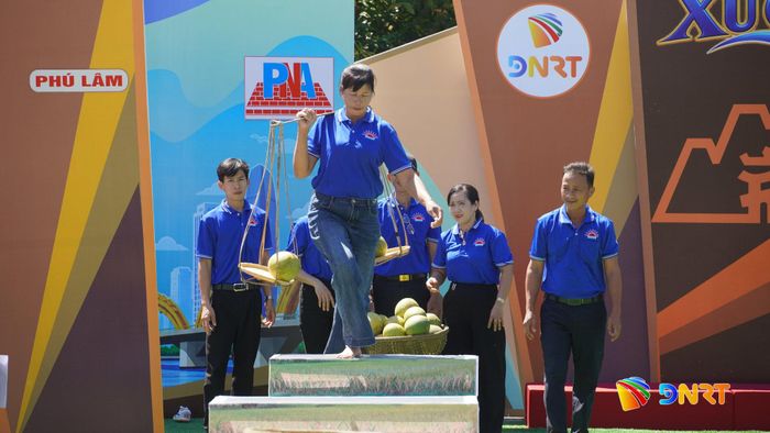 Trò chơi Gánh bưởi qua sông đòi hỏi sự khéo léo của người nông dân.