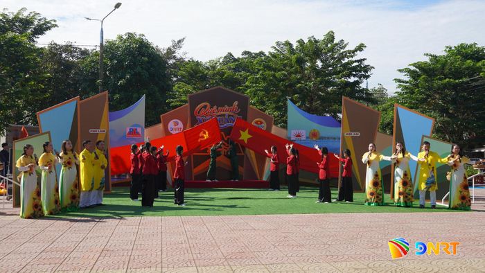 Đội thi Hội An với phần thi Vui cùng nhà nông qua hình thức sân khấu hóa được đầu tư bài bản.