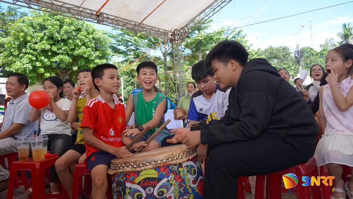 Khán giả nhí mang trống đến cổ vũ cho các đội thi.