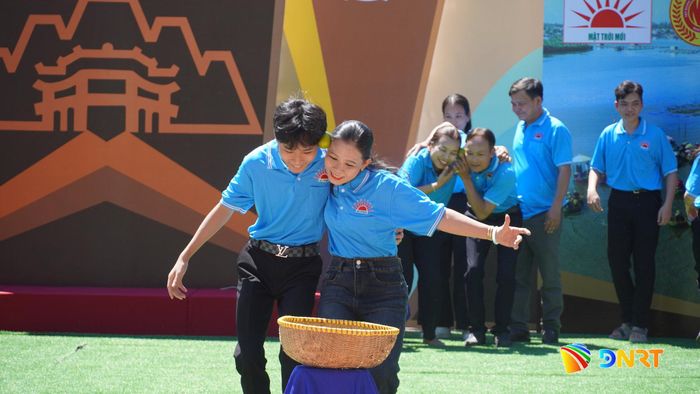 Đội Hội An với phần thi kẹp cam về đích.
