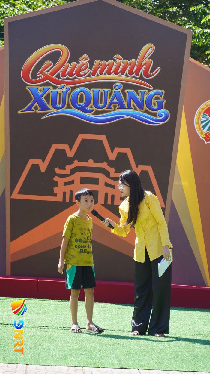 Một khán giả nhí tự tin tham gia phần thi dành cho khán giả.
