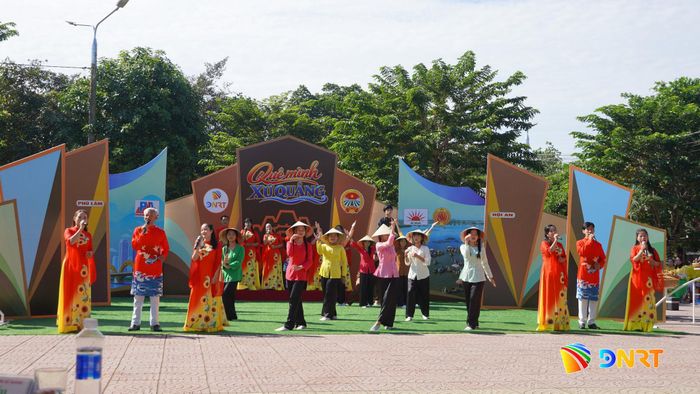 Đội thi Phú Lâm giới thiệu những nét văn hóa tiêu biểu cùng truyền thống lịch sử quê hương qua phần thi Vui cùng nhà nông.