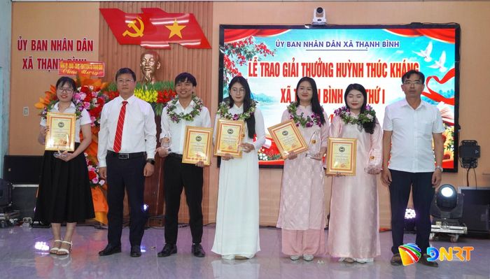 Giải thưởng Huỳnh Thúc Kháng xã Thạnh Bình được thực hiện bằng nguồn lực xã hội hóa. Ảnh: D.LỆ