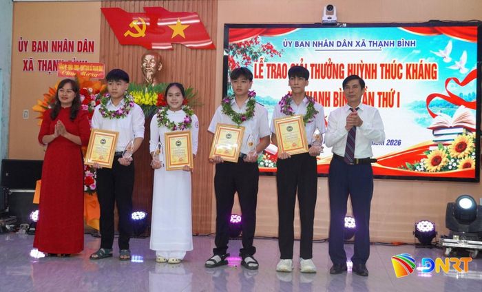 Trao giải thưởng Huỳnh Thúc Kháng cho học sinh, sinh viên đạt thành tích tiêu biểu. Ảnh: D.LỆ