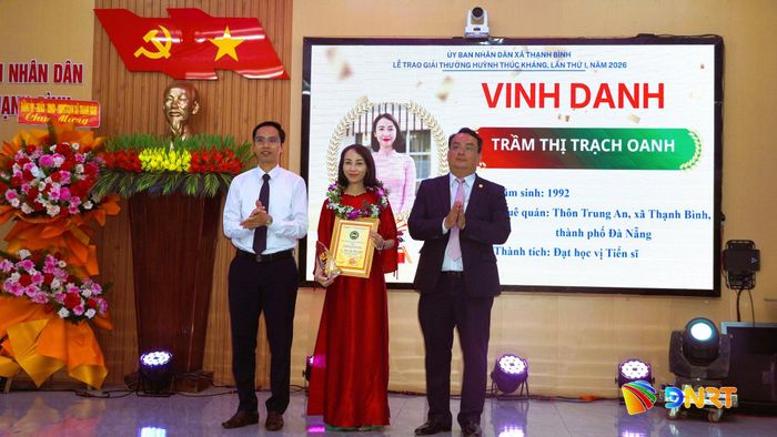 Xã Thạnh Bình trao giải thưởng Huỳnh Thúc Kháng cho cá nhân đạt học vị Tiến sĩ. Ảnh: D.LỆ