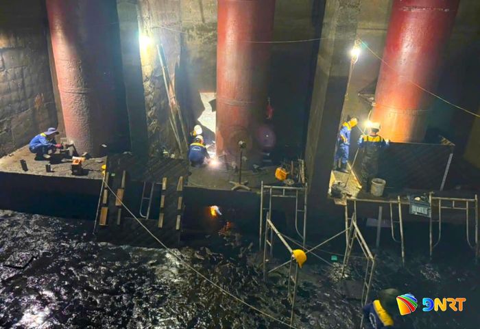 Công nhân Công ty Thoát nước và Xử lý nước thải Đà Nẵng kiểm tra, sửa chữa tại trạm bơm chống ngập Thuận Phước, bảo đảm vận hành hết công suất khi có mưa lớn. Ảnh: NGỌC QUỐC