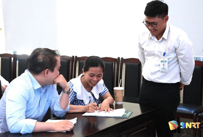 Đại diện đơn vị trúng đấu giá ký biên bản thuê đất. Ảnh: ĐẮC MẠNH
