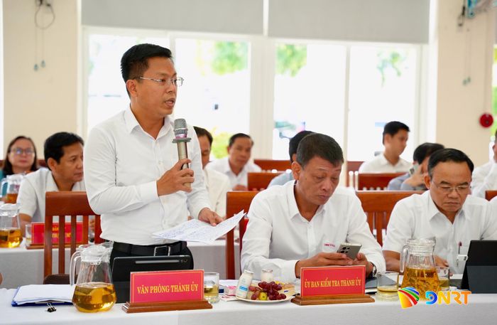 Lãnh đạo Văn phòng Thành ủy báo cáo tại hội nghị. Ảnh: T.CÔNG