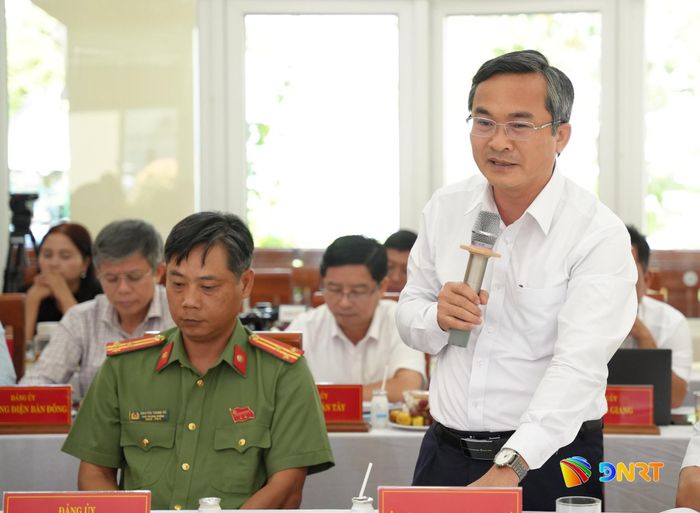 Phó Chủ tịch Ủy ban MTTQ Việt Nam thành phố Nguyễn Phi Hùng trao đổi với các đại biểu. Ảnh: T.CÔNG