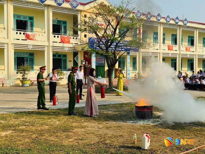 Đội Chữa cháy và Cứu nạn cứu hộ khu vực 9 hướng dẫn kỹ năng phòng cháy chữa cháy trong trường học.