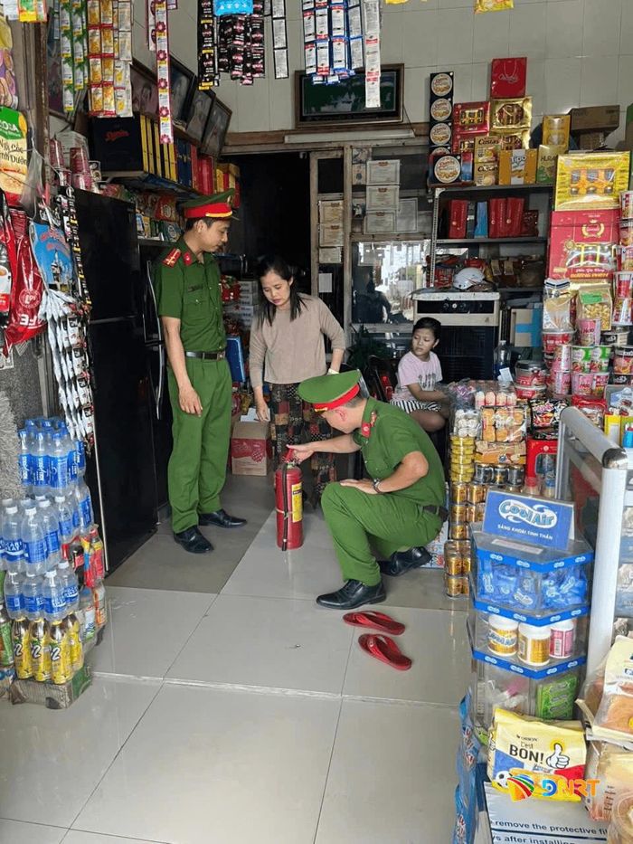 Lực lượng chức năng tuyên truyền và hướng dẫn kỹ năng phòng ngừa và xử lý tình huống cháy nổ.