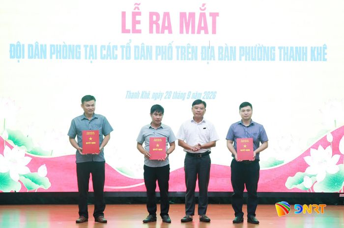 Lãnh đạo phường Thanh Khê trao quyết định thành lập đội phòng cháy, chữa cháy và cứu nạn, cứu hộ tại trụ sở phường với 31 thành viên. Ảnh: ĐẮC MẠNH