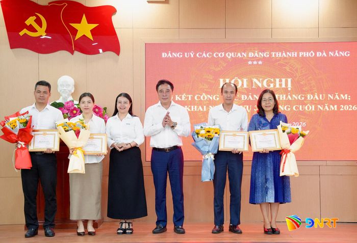 Ban Thường vụ Đảng ủy các cơ quan Đảng thành phố tặng giấy khen cho các tập thể. Ảnh: T.CÔNG