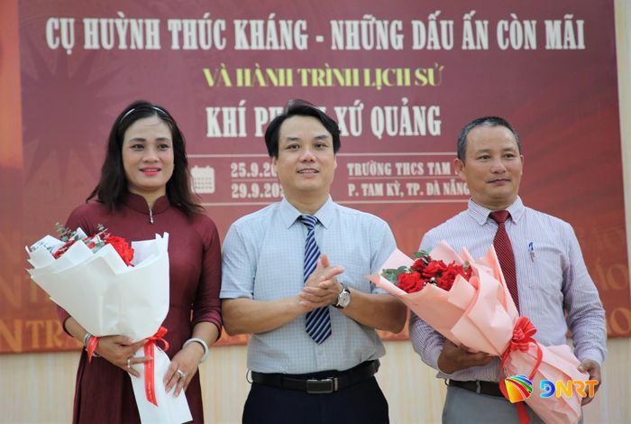 Lãnh đạo phường Tam Kỳ tặng hoa tri ân các đơn vị đồng hành thực hiện triển lãm. Ảnh: ALĂNG NGƯỚC