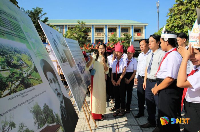Cán bộ Bảo tàng Đà Nẵng thuyết minh về cuộc đời, thân thế và những cống hiến của cụ Huỳnh Thúc Kháng với phong trào cách mạng Việt Nam. Ảnh: ALĂNG NGƯỚC
