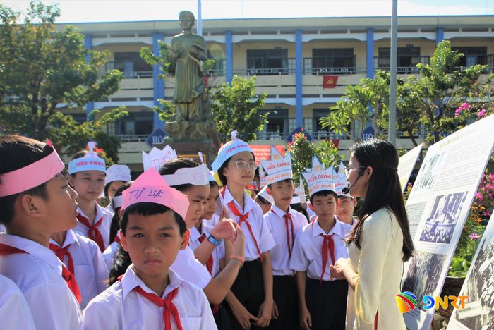 Triển lãm càng ý nghĩa khi được tổ chức ngay ngôi trường từng mang tên cụ Huỳnh Thúc Kháng. Ảnh: ALĂNG NGƯỚC