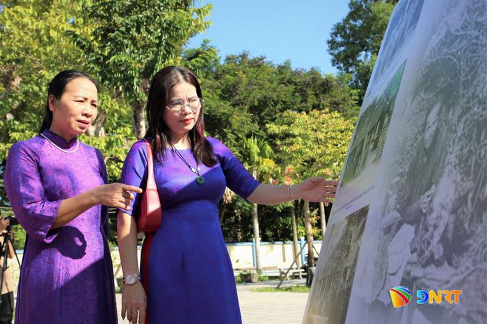 Bên cạnh học sinh, buổi triển lãm nhận được sự quan tâm của cán bộ, giáo viên Trường THCS Tam Kỳ. Ảnh: ALĂNG NGƯỚC