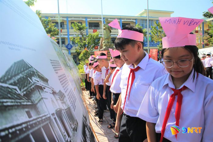 Học sinh Trường THCS Tam Kỳ tìm hiểu câu chuyện lịch sử về cụ Huỳnh Thúc Kháng thông qua hình ảnh, tư liệu triển lãm. Ảnh: ALĂNG NGƯỚC
