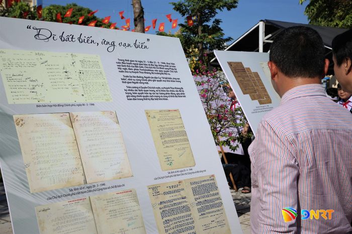 Gần 100 hình ảnh, tư liệu lịch sử được trưng bày, giới thiệu với học sinh Trường THCS Tam Kỳ. Ảnh: ALĂNG NGƯỚC