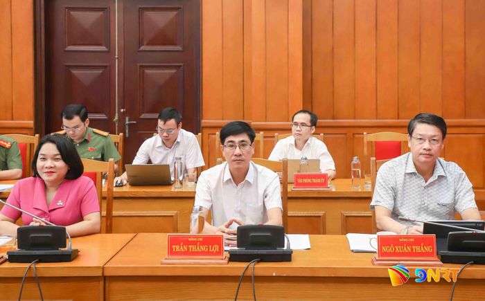 Phó Bí thư Thành ủy Ngô Xuân Thắng (bên phải) và các đại biểu dự điểm cầu Đà Nẵng. Ảnh: NGỌC PHÚ
