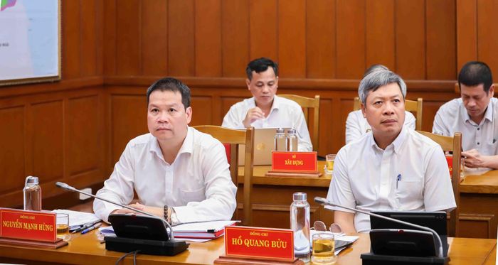 Chủ tịch UBND thành phố Nguyễn Mạnh Hùng (bên trái) và các đại biểu dự điểm cầu Đà Nẵng. Ảnh: NGỌC PHÚ