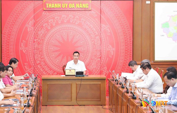 Bí thư Thành ủy, Trưởng đoàn Đại biểu Quốc hội thành phố Lê Ngọc Quang chủ trì điểm cầu Đà Nẵng. Ảnh: NGỌC PHÚ