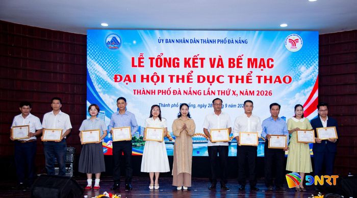 Ban tổ chức tặng giấy khen các cá nhân, tập thể có thành tích xuất sắc trong lãnh đạo, chỉ đạo, triển khai tổ chức tốt đại hội. Ảnh: BẢO LÂM