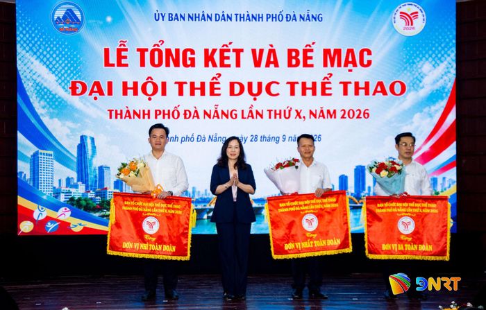 Ban tổ chức khen thưởng các đoàn thể thao đạt thành tích cao tại đại hội. Ảnh: BẢO LÂM