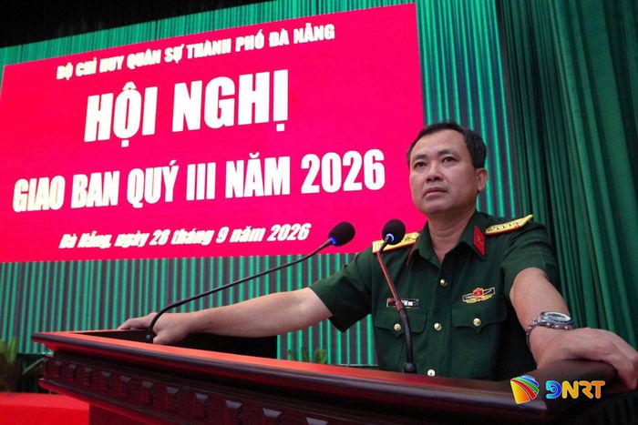 Đại tá Nguyễn Thế Vinh, Chỉ huy trưởng Bộ Chỉ huy Quân sự thành phố phát biểu chỉ đạo. Ảnh: Bộ CHQS thành phố