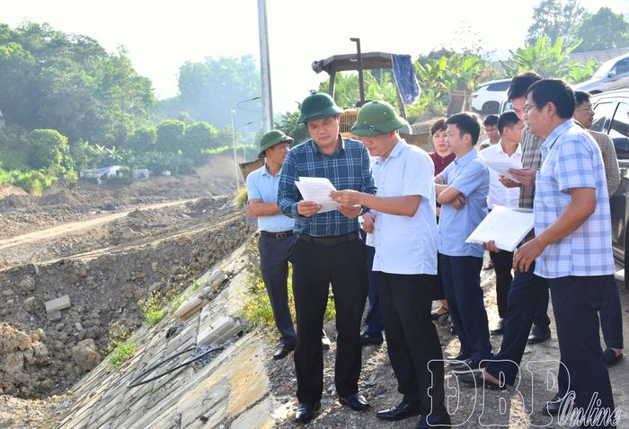 Phó Chủ tịch Thường trực UBND tỉnh Lò Văn Cương kiểm tra thực địa Dự án Quản lý đa thiên tai lưu vực sông Nậm Rốm.